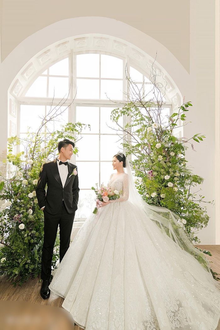 Ảnh cưới lung linh của cầu thủ Thành Chung và vợ xinh như hoa hậu