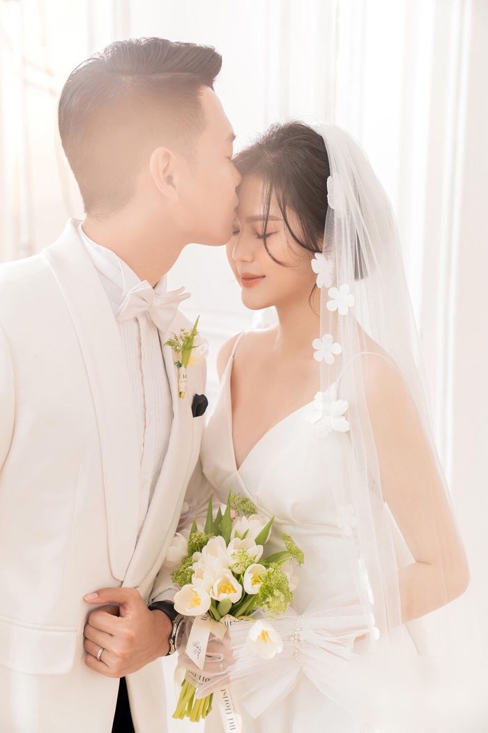 Ảnh cưới lung linh của cầu thủ Thành Chung và vợ xinh như hoa hậu