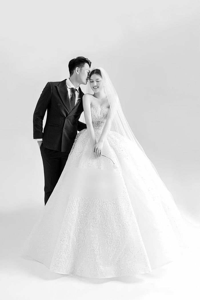 Ảnh cưới lung linh của cầu thủ Thành Chung và vợ xinh như hoa hậu