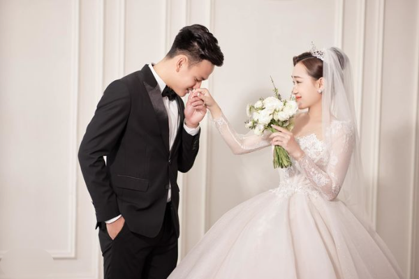 Ảnh cưới siêu đẹp của cầu thủ Hồ Tấn Tài và bạn gái hơn 2 tuổi