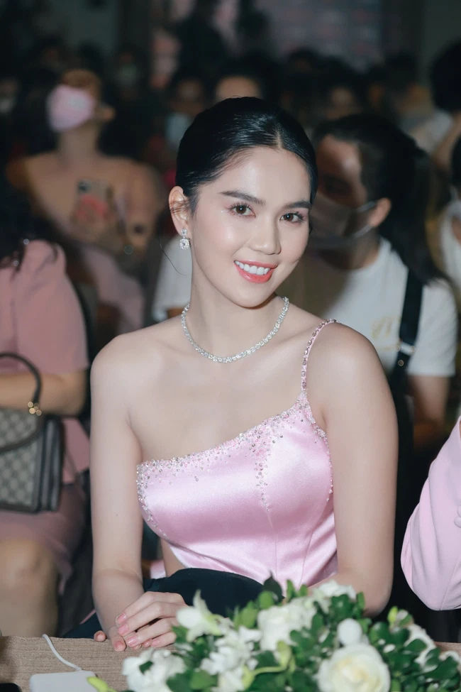 Ảnh hot sao Việt 11/4: Ngọc Trinh mặc váy xẻ cao tít tắp