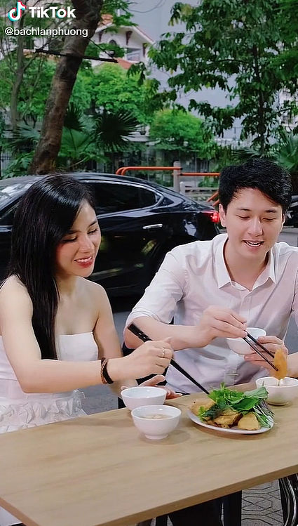 Ảnh hot sao Việt 14/4: Huỳnh Anh và bạn gái đi ăn gặp người yêu cũ