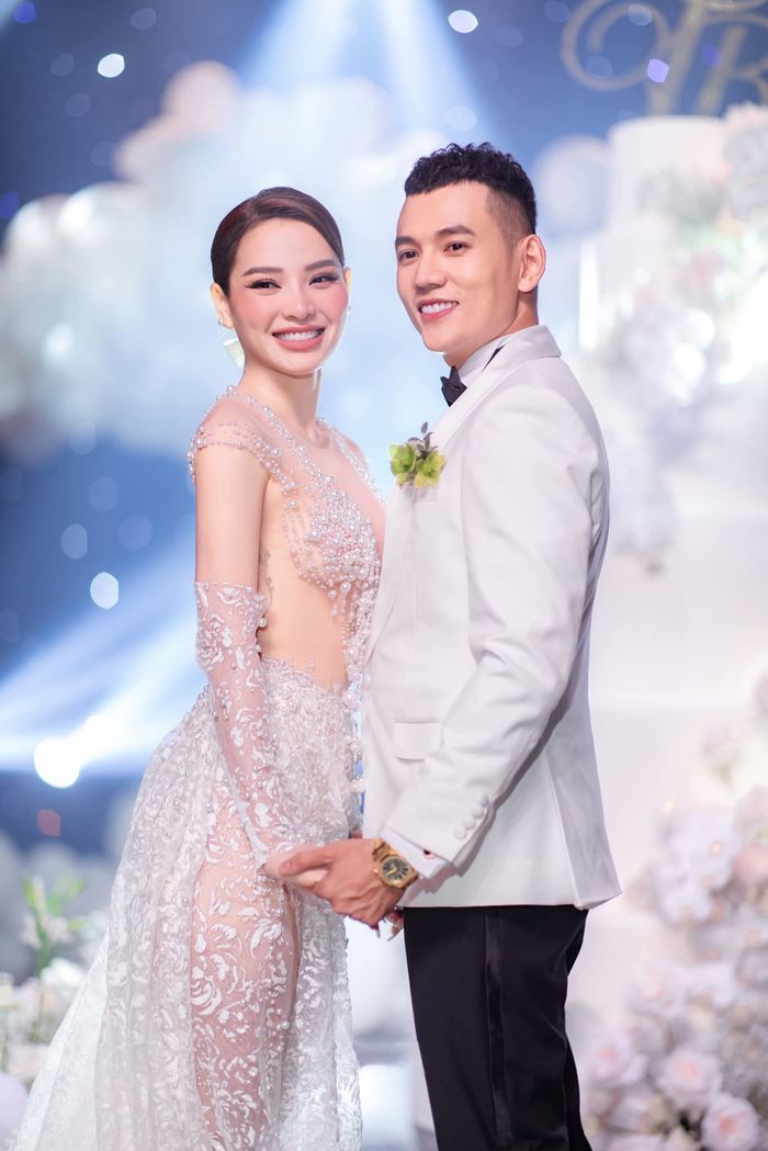 Ảnh hot sao Việt 28/4: Thùy Tiên đi chấm thi mà mặc lấn át thí sinh