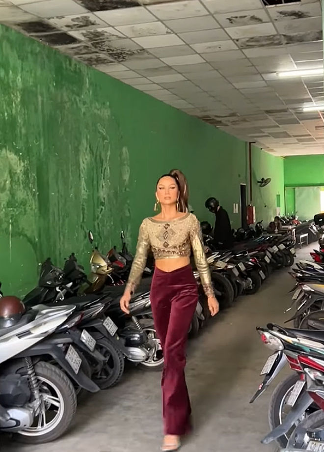 Ảnh hot sao Việt 4/4: H'Hen Niê mặc lại set đồ thời Miss Universe 2018
