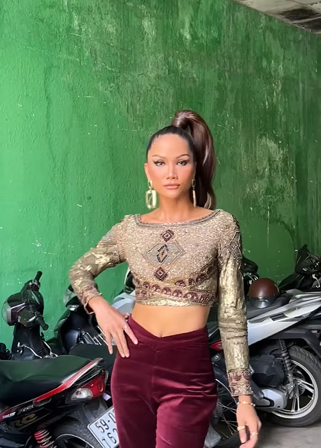 Ảnh hot sao Việt 4/4: H'Hen Niê mặc lại set đồ thời Miss Universe 2018