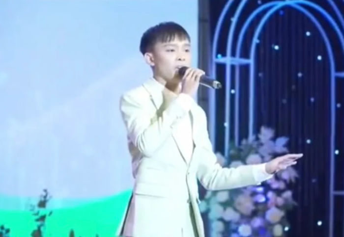 Ảnh hot sao Việt 4/4: H'Hen Niê mặc lại set đồ thời Miss Universe 2018
