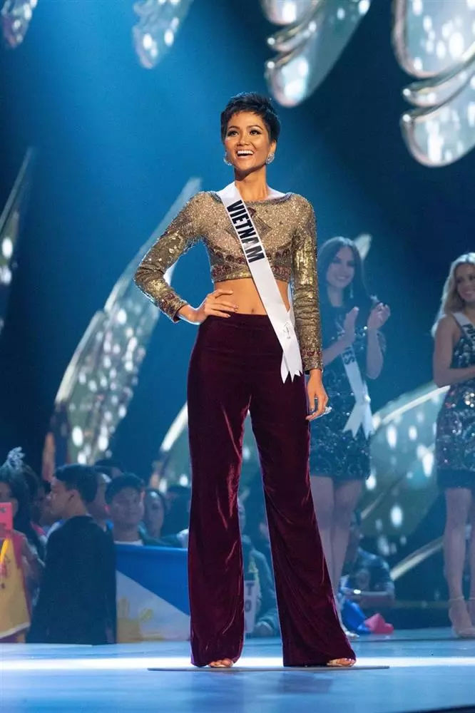 Ảnh hot sao Việt 4/4: H'Hen Niê mặc lại set đồ thời Miss Universe 2018