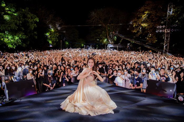 Ảnh hot sao Việt 5/4: Hòa Minzy khoe sân khấu đẹp nhất trong sự nghiệp