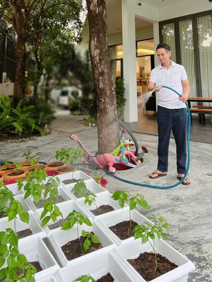 Ảnh hot sao Việt 6/4: Bộ ba HLV đình đám bất ngờ hội ngộ