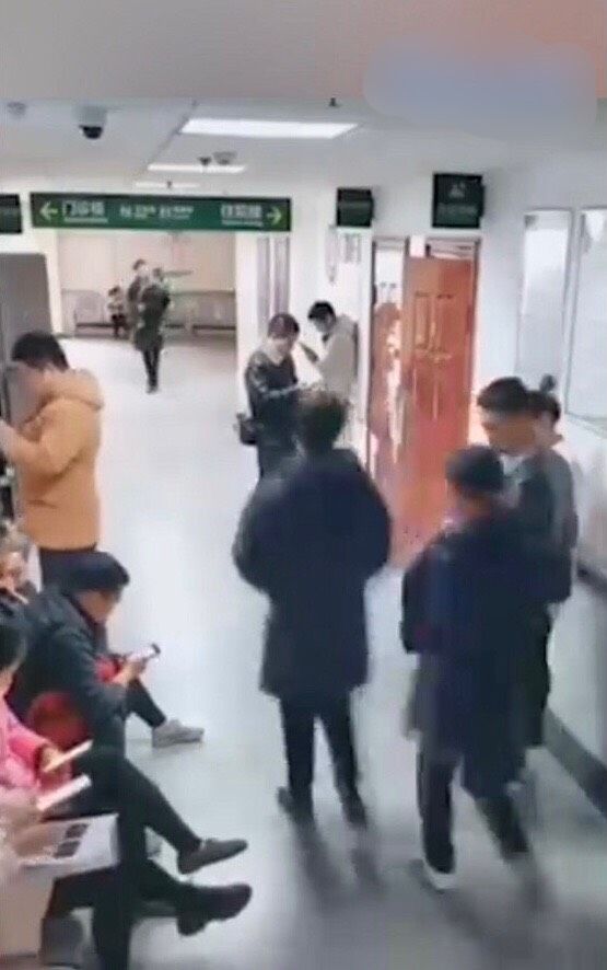 Không ai nhường ghế, chồng làm ghế cho vợ bầu ngồi cho đỡ mỏi chân