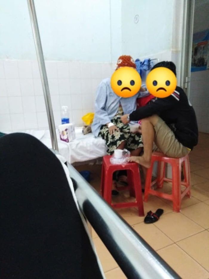 Không ai nhường ghế, chồng làm ghế cho vợ bầu ngồi cho đỡ mỏi chân