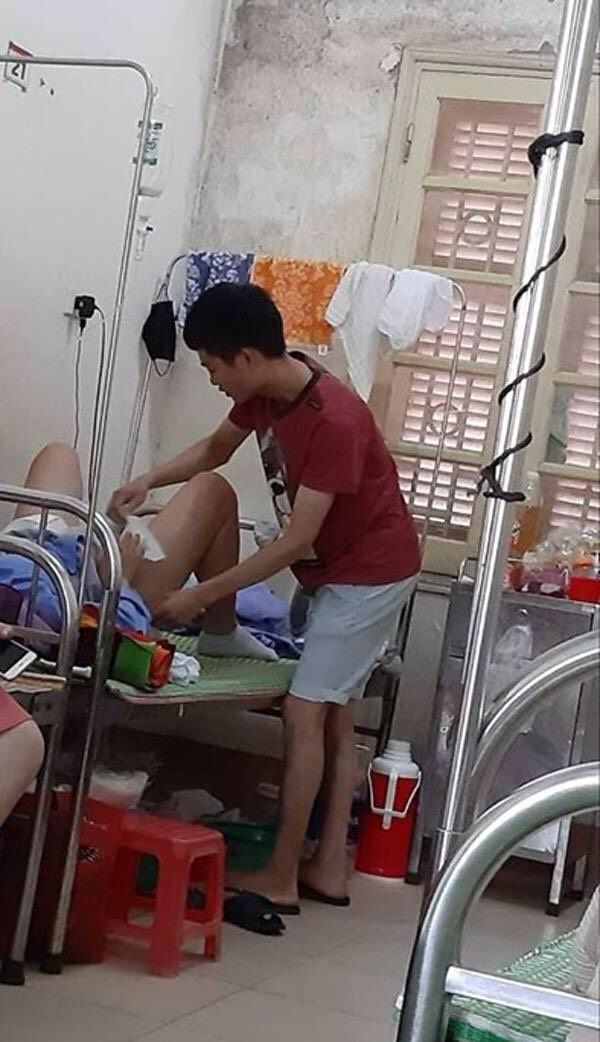 Không ai nhường ghế, chồng làm ghế cho vợ bầu ngồi cho đỡ mỏi chân