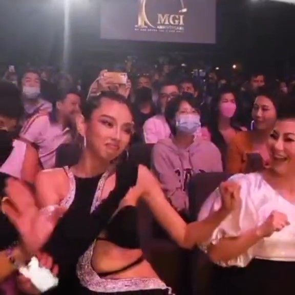 Bà tổ cut-out Thùy Tiên trở lại Thái: không mặc cắt xẻ đời không nể!