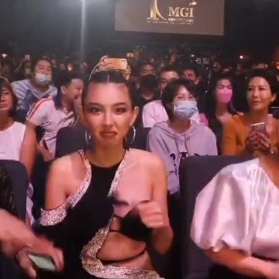Bà tổ cut-out Thùy Tiên trở lại Thái: không mặc cắt xẻ đời không nể!
