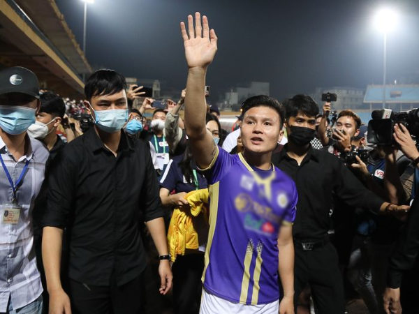 Bạn gái khóc trên khán đài khi Quang Hải nói lời tạm biệt Hà Nội FC
