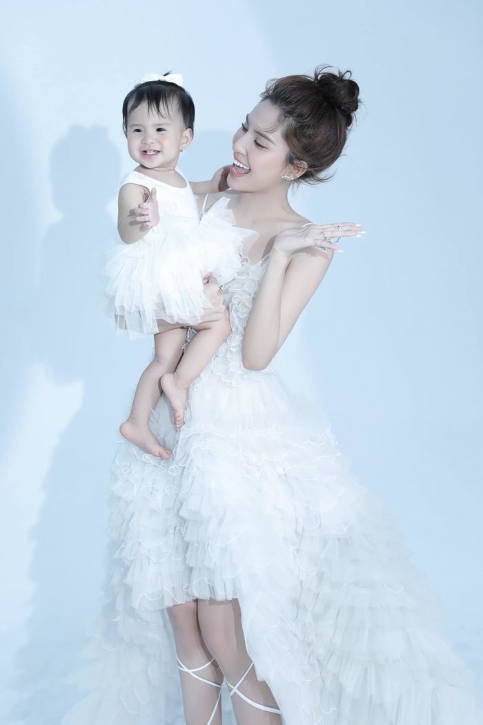Bé Sol một tuổi ngày càng xinh xắn: nhìn góc nào cũng sao y bản chính