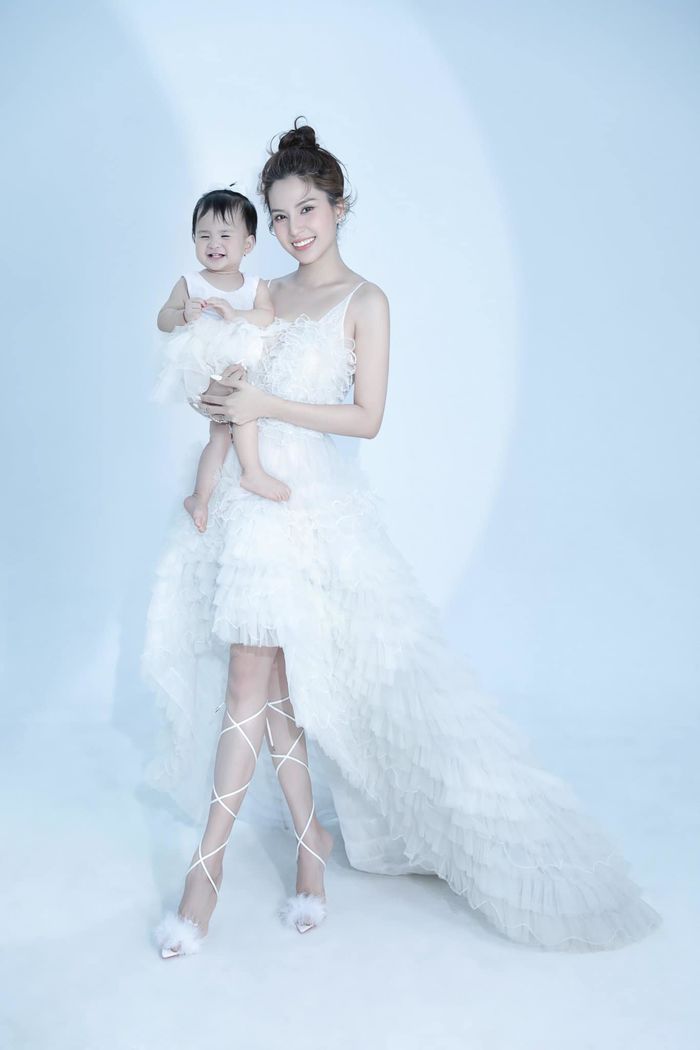 Bé Sol một tuổi ngày càng xinh xắn: nhìn góc nào cũng sao y bản chính