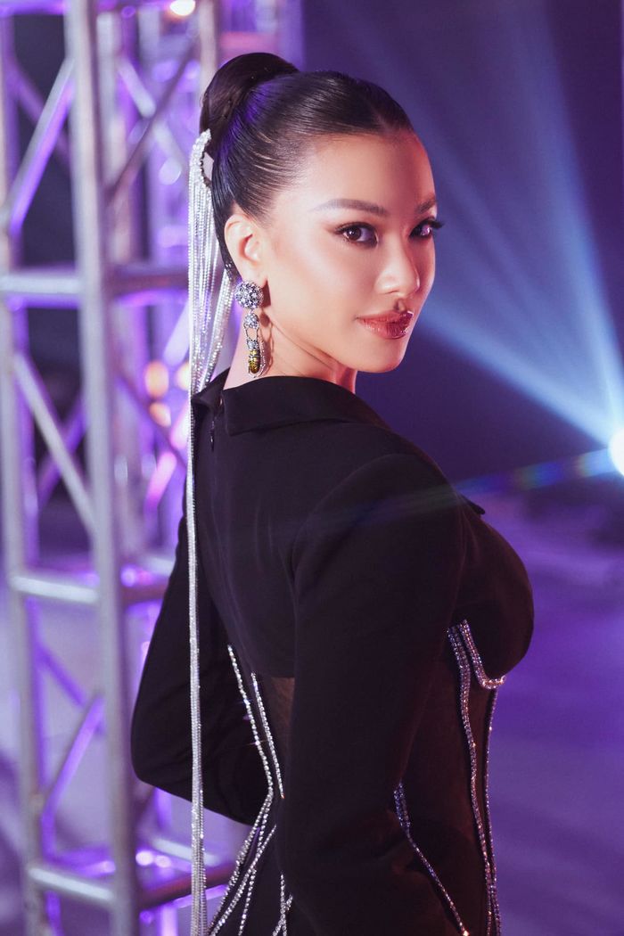 Bị Kim Duyên hỏi khó đủ điều, Hương Ly vẫn ứng biến trôi chảy