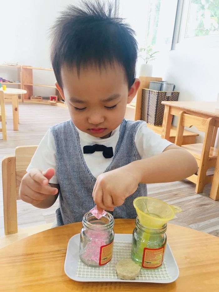 Biểu cảm ngày đầu tiên đi học của nhóc tỳ Vbiz: Leon cứ khóc mãi thôi