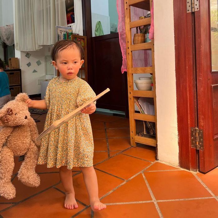 Biểu cảm ngày đầu tiên đi học của nhóc tỳ Vbiz: Leon cứ khóc mãi thôi
