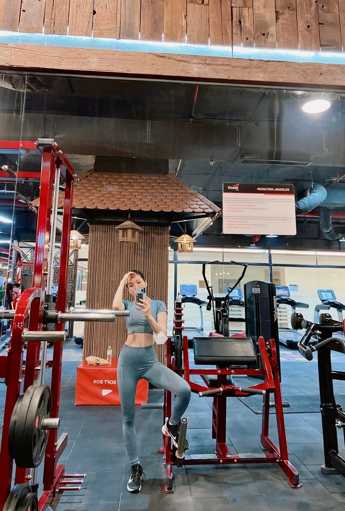Bộ sưu tập dáng pose không máu lửa đời không nể của Lệ Quyên