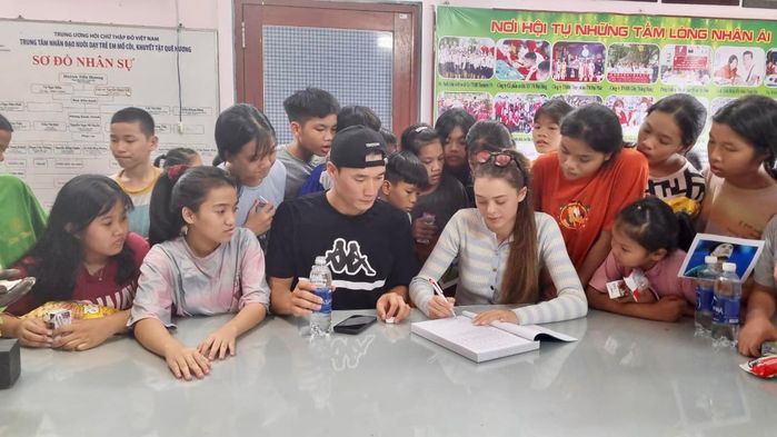 Bùi Tiến Dũng đưa bạn gái đi từ thiện, nghỉ dưỡng: Tình tứ hết mức
