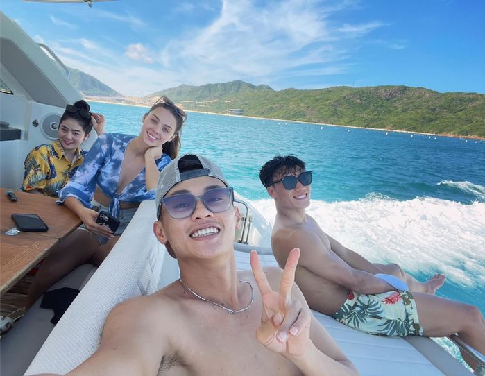 Bùi Tiến Dũng đưa bạn gái đi từ thiện, nghỉ dưỡng: Tình tứ hết mức