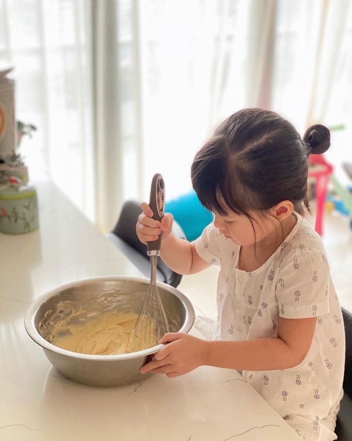 Nhóc tỳ Vbiz vào bếp: Rich kid nhà Trang Trần biết nấu mì Ý
