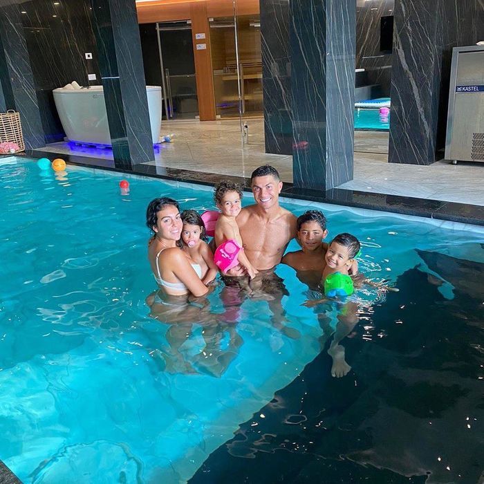 Siêu sao bóng đá CR7 đón công chúa mới sinh về nhà