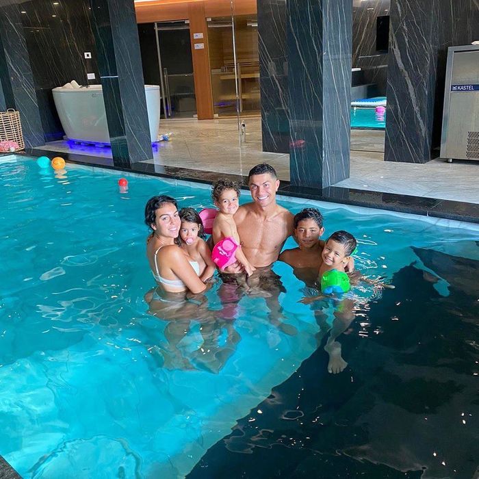 CR7 đưa bạn gái và nửa đội bóng đi nghỉ dưỡng trước khi vợ sinh