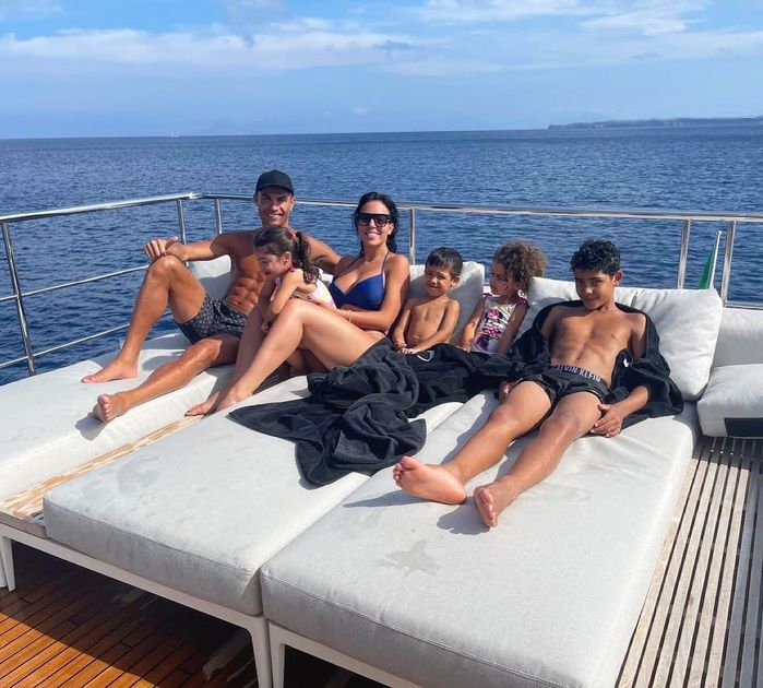 CR7 đưa bạn gái và nửa đội bóng đi nghỉ dưỡng trước khi vợ sinh