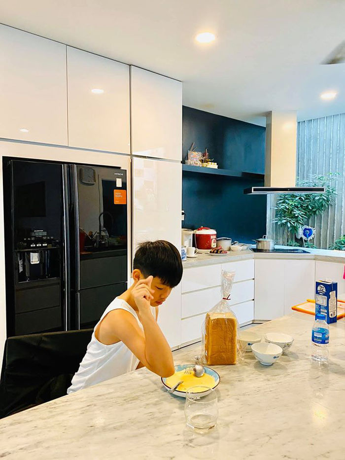 Cách Hà Hồ dạy con: Ngã tự đứng, mới hơn 1 tuổi đã tập làm việc nhà
