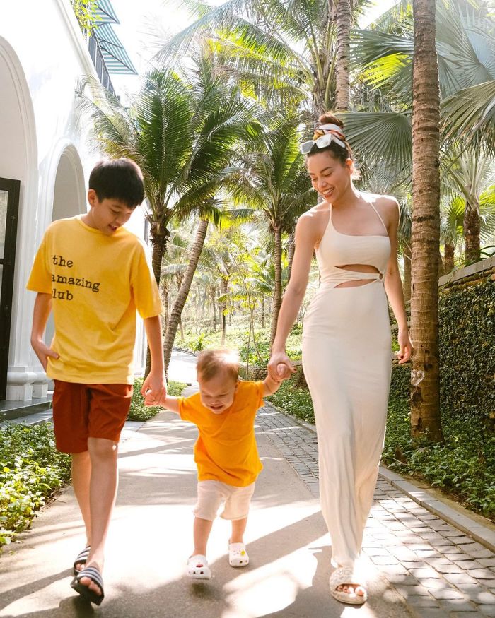 Cách Hà Hồ dạy con: Ngã tự đứng, mới hơn 1 tuổi đã tập làm việc nhà