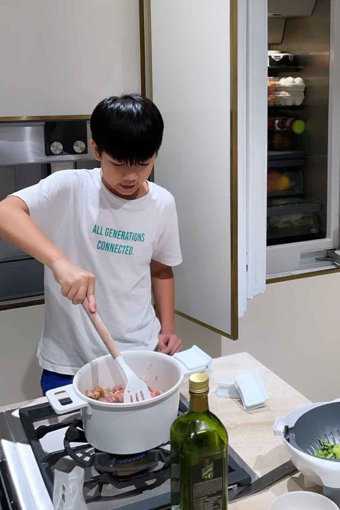 Cách Hà Hồ dạy con: Ngã tự đứng, mới hơn 1 tuổi đã tập làm việc nhà
