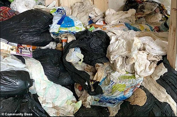 Căn phòng ngập rác được dọn dẹp sạch sẽ: Thật là đáng khâm phục!
