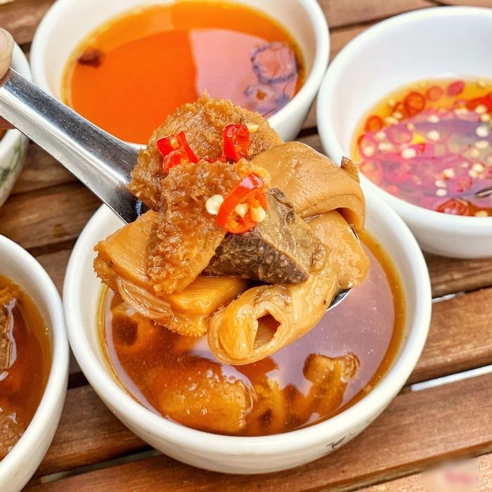 Cay mắt cụ bà còng lưng bán phá lấu chờ cháu gái trở về nhà