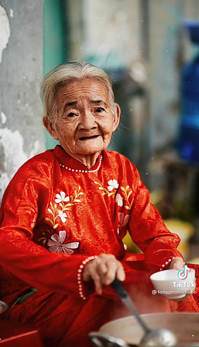 Cay mắt cụ bà còng lưng bán phá lấu chờ cháu gái trở về nhà