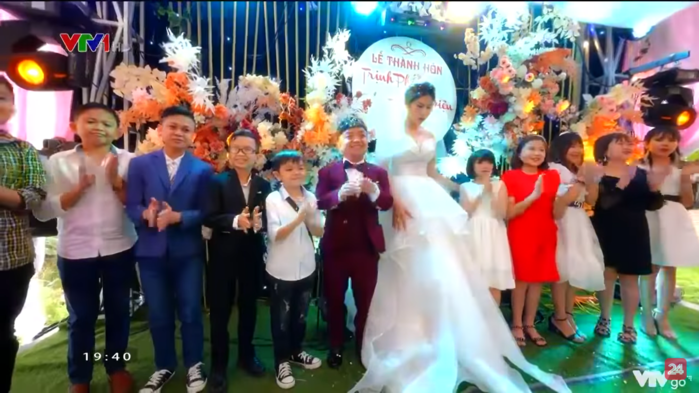 Chàng trai tí hon cưới vợ cao gấp đôi, xinh như hoa hậu