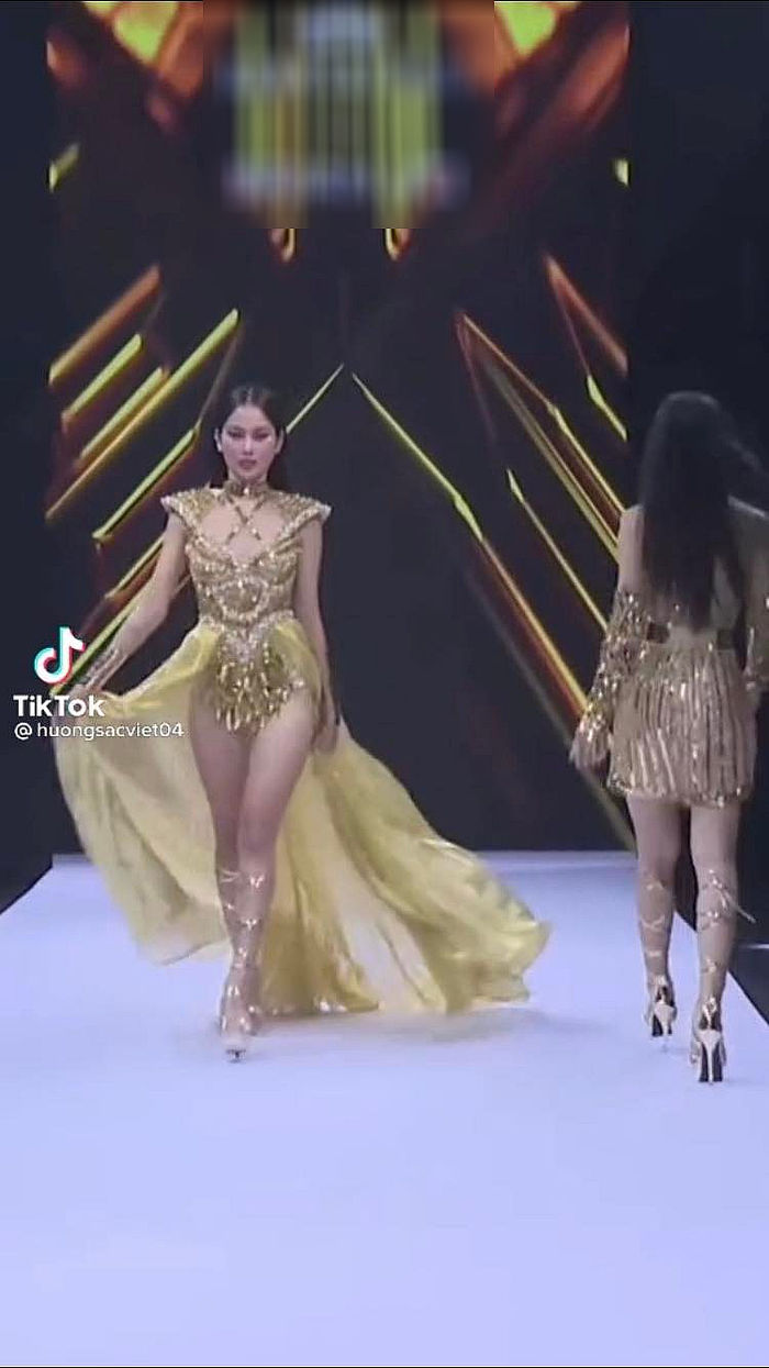 Chị gái Nam Em có cú xoay váy chấn động đêm thi Người Đẹp Thời Trang