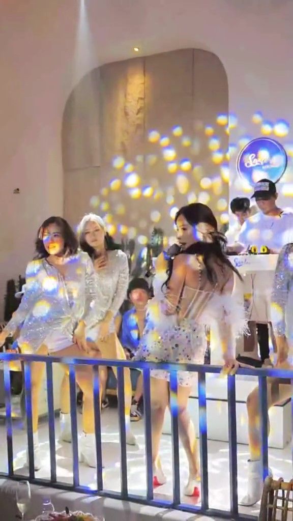 Chi Pu đã cầm mic trở lại: Giọng hát live mượt như trong phòng thu