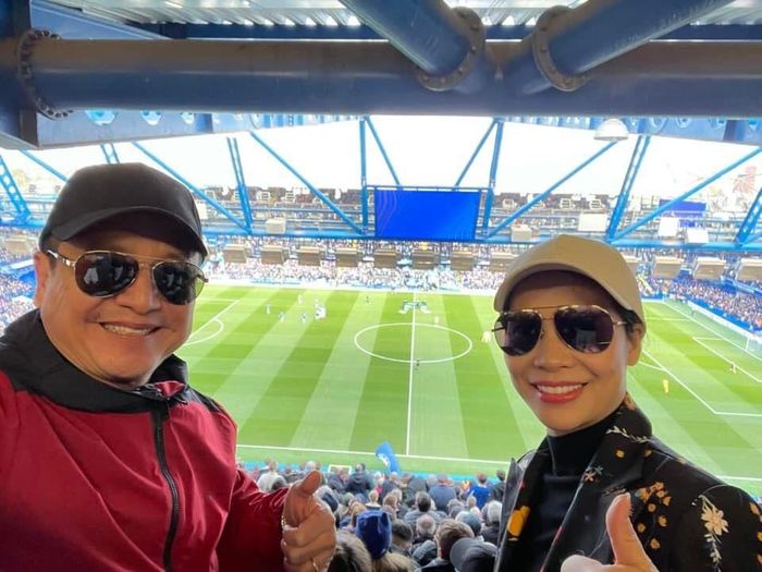 Chí Trung sang Anh cùng bạn gái xem đá bóng ở sân nhà của Chelsea