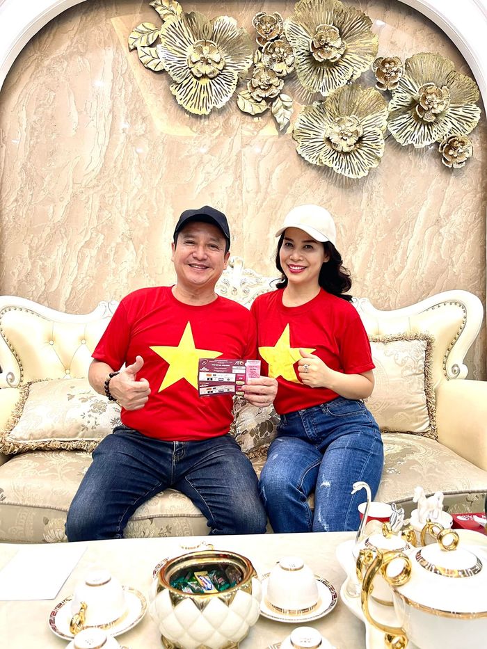 Chí Trung sang Anh cùng bạn gái xem đá bóng ở sân nhà của Chelsea
