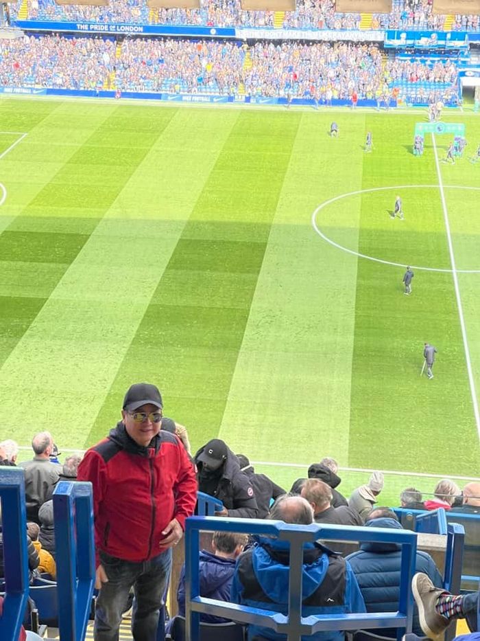 Chí Trung sang Anh cùng bạn gái xem đá bóng ở sân nhà của Chelsea