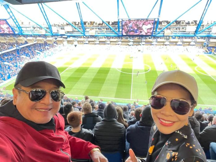 Chí Trung sang Anh cùng bạn gái xem đá bóng ở sân nhà của Chelsea