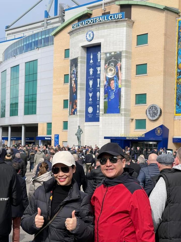 Chí Trung sang Anh cùng bạn gái xem đá bóng ở sân nhà của Chelsea