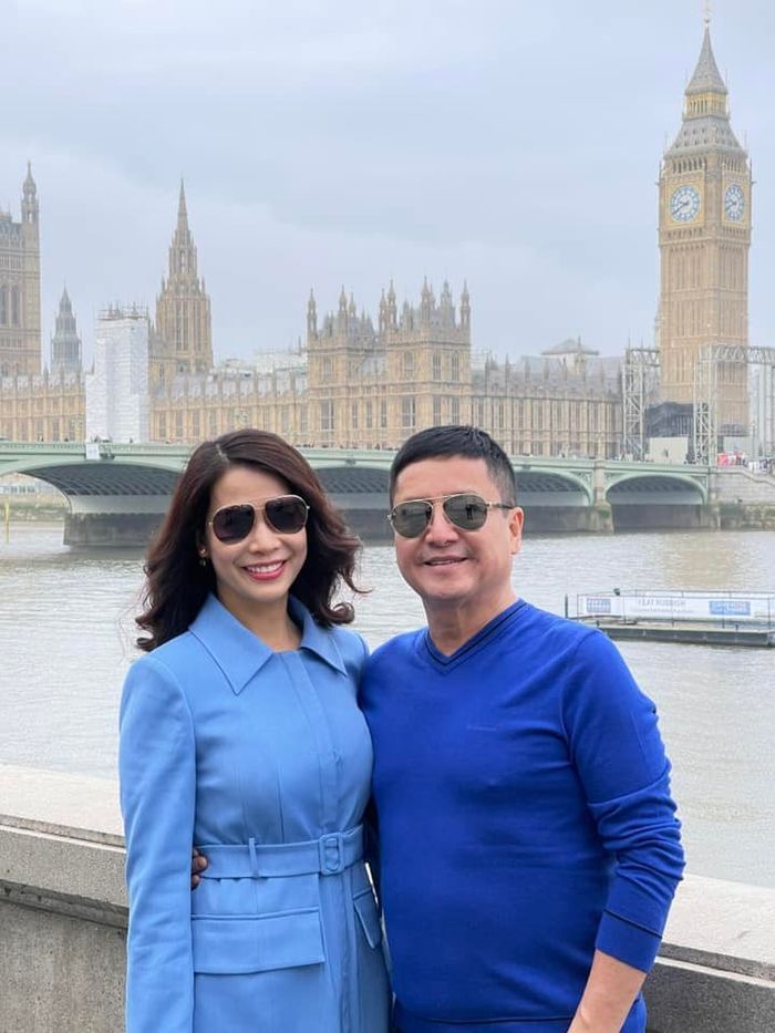 Chí Trung sang Anh cùng bạn gái xem đá bóng ở sân nhà của Chelsea