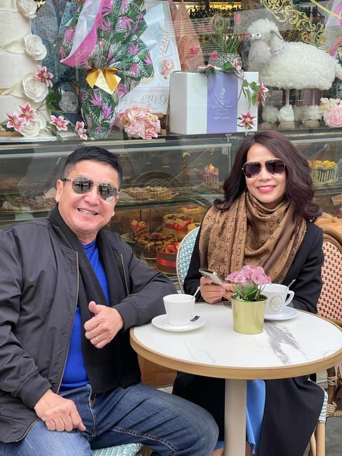 Chí Trung sang Anh cùng bạn gái xem đá bóng ở sân nhà của Chelsea