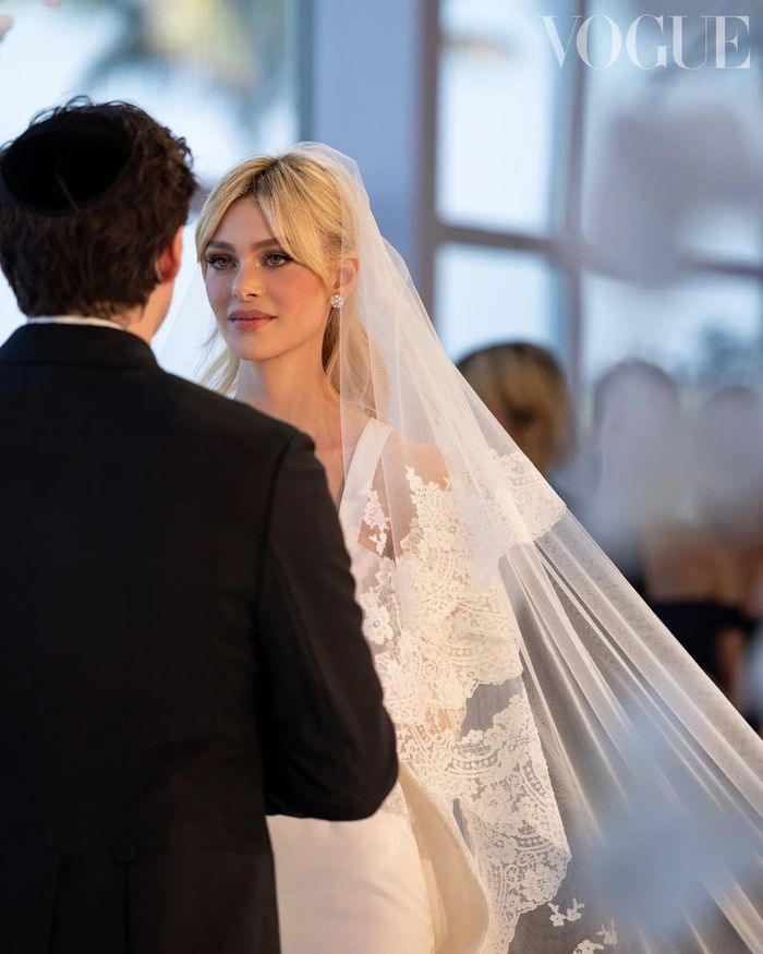 Đám cưới Brooklyn Beckham: Ngặt tới độ dùng điện thoại cùi liên lạc
