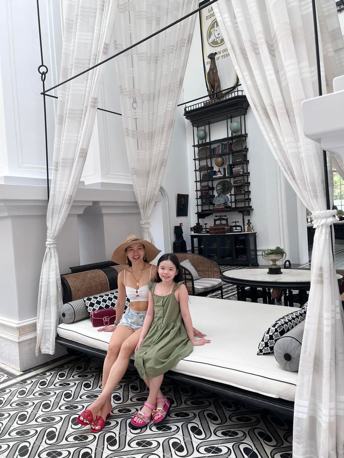 Con gái 9 tuổi của Phương Trinh Jolie: yêu thể thao, tập yoga siêu khó