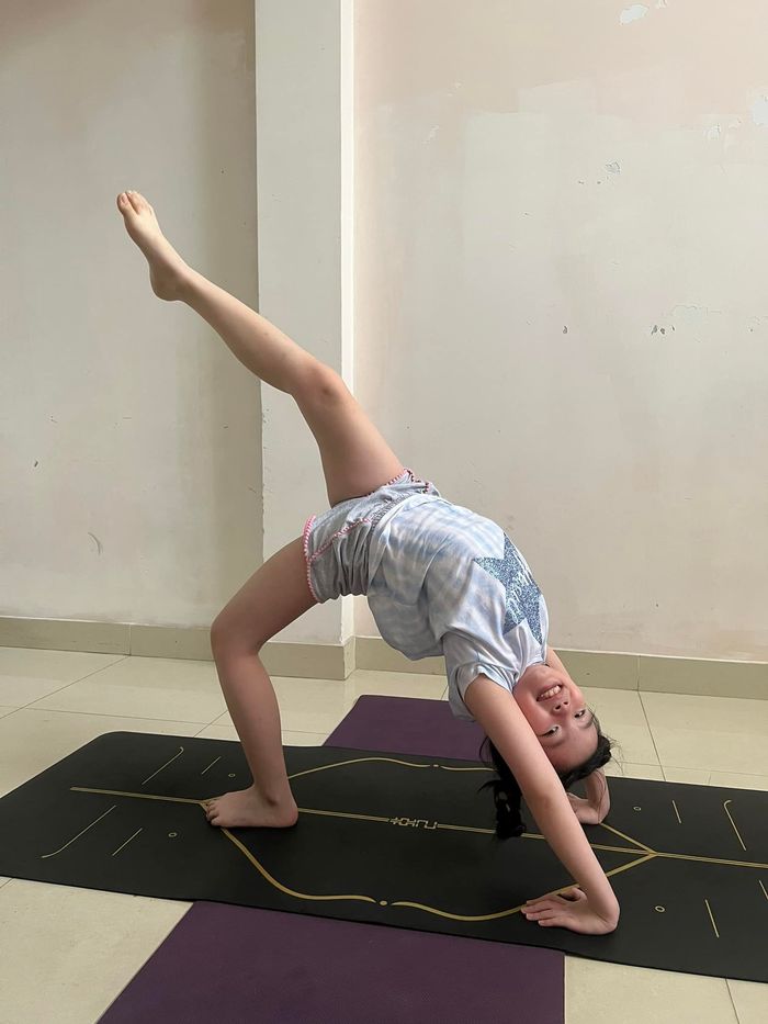Con gái 9 tuổi của Phương Trinh Jolie: yêu thể thao, tập yoga siêu khó